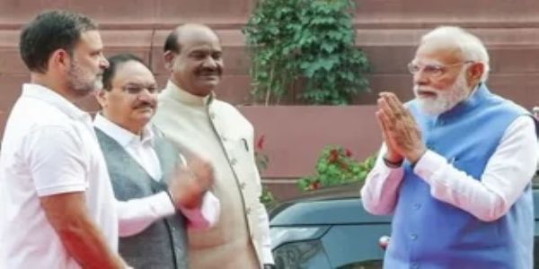 संसद परिसरात पंतप्रधान मोदी आणि राहुल गांधीची अनौपचारिक भेट