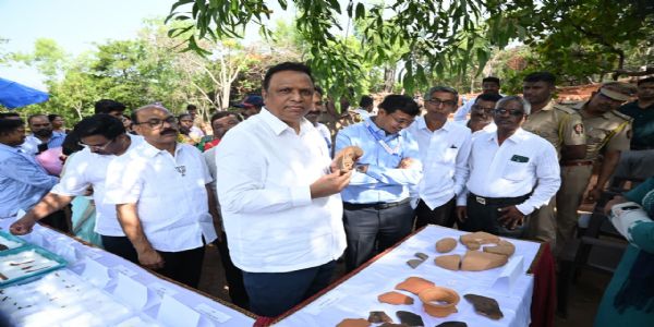 नांदोस गढी उत्खननाची मंत्री आशिष शेलार यांच्याकडून पाहणी