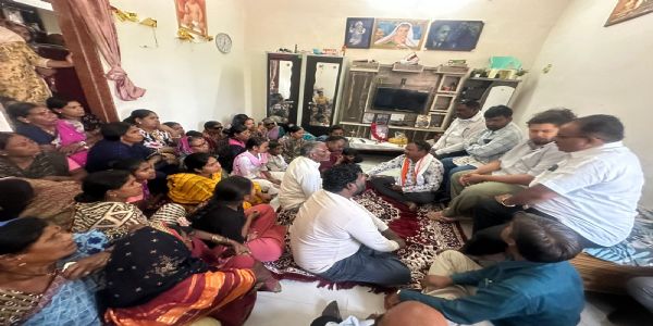 शहीद सुशील तेलगोटे यांच्या कुटुंबीयांची सुजात आंबेडकरांकडून सांत्वनपर भेट