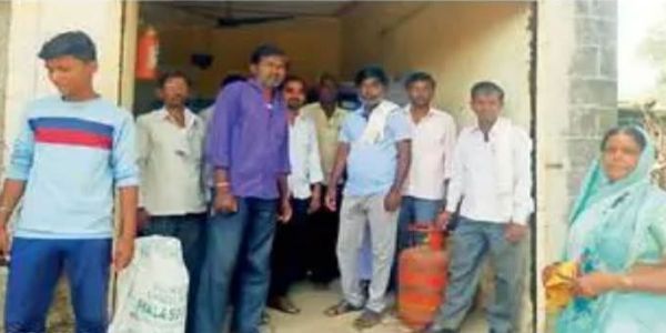 गॅस तुटवड्याविरोधात अंबुलगा येथे संतप्त नागरिकांचे आंदोलन; वितरण केंद्राला टाळे