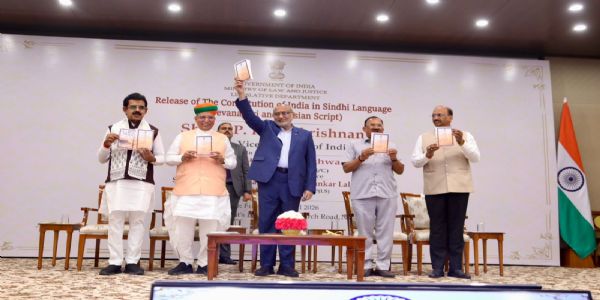 सिंधी भाषेत ‘भारतीय संविधानाचे लोकार्पण ;, अकोल्याचे सिंधी शिष्टमंडळ राजधानीत