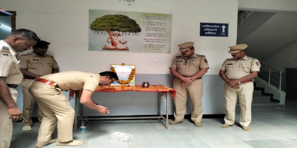 उदगीर शहर पोलीस ठाण्यात महात्मा जोतिबा फुले यांच्या जयंती निमित्त अभिवादन