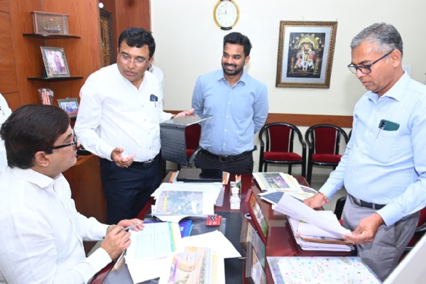 महामार्गाशी निगडीत कामांचा आढावा घेताना खा.  महाडिक