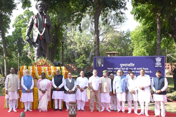 Jyotirao Phule President, VP PM LS Speaker Pay Floral Tributes at Prerna Sthal