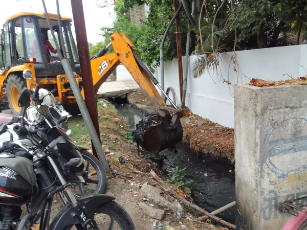 शहरातील मोठ्या नाल्यांच्या साफसफाईस प्रारंभ पावसाळ्यातील पूरस्थितीचा सामना करण्यासाठी महानरगपालिकेची पूर्वतयारी