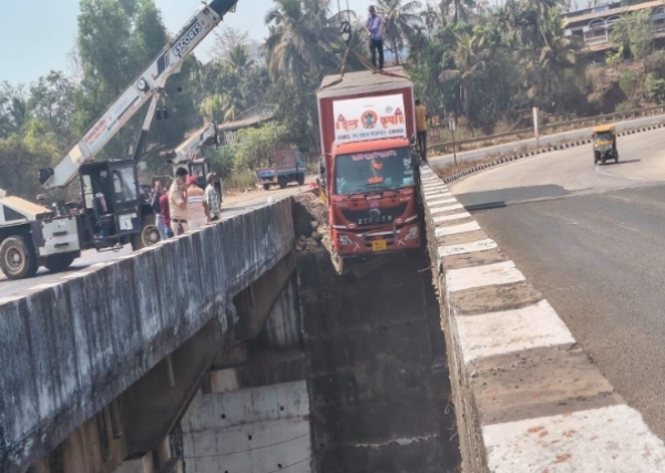 जगबुडी पुलावर कंटेनरला झालेला अपघात