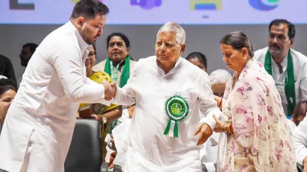 लालूप्रसाद यादव, राबजी देवी आणि तेजस्वी यादव संग्रहित फोटो लालूप्रसाद यादव, राबजी देवी आणि तेजस्वी यादव संग्रहित फोटो