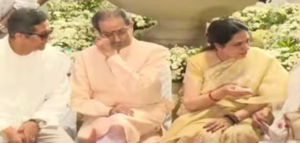 Pays Tribute Asha Bhosle