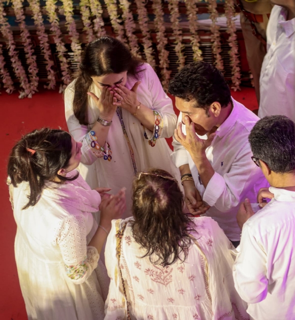 आशा भोसलेंना अखेरचा निरोप देताना सचिन तेंडुलकरला अश्रू अनावर आशा भोसलेंना अखेरचा निरोप देताना सचिन तेंडुलकरला अश्रू अनावर