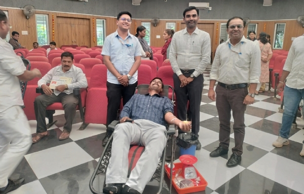 रक्तदान शिबीरात उपविभागीय पोलीस अधिकारी आप्पासो पवार उपस्थित होते