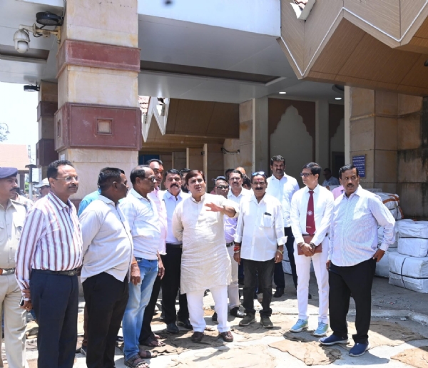 छत्रपती शाहू टर्मिनसवर सुरू असलेल्या विकासकामांचा आढावा छत्रपती शाहू टर्मिनसवर सुरू असलेल्या विकासकामांचा आढावा