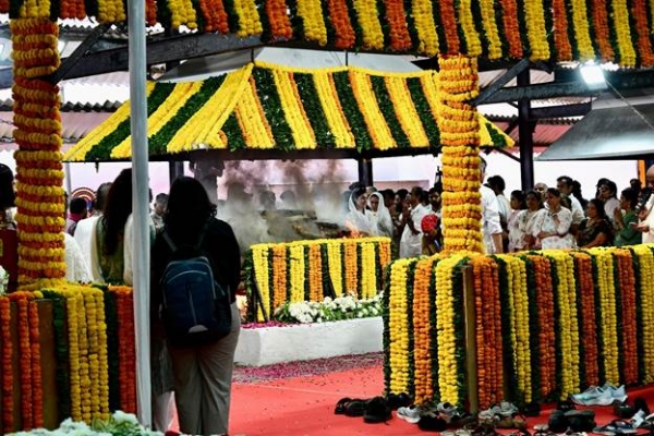 asha bhosle final rites done at mumbai shivaji park crematorium asha bhosle final rites done at mumbai shivaji park crematorium