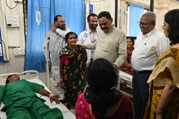 चंद्रपुर: बांबेझरी-कुसुंबी प्रकरणात तोडगा काढण्यासाठी शासन प्रशासन सकारात्मक :- पालकमंत्री डॉ. अशोक वुईके रुग्णालयात जावून विषबाधित शेतक-यांची आस्थेने विचारपूस चंद्रपुर: बांबेझरी-कुसुंबी प्रकरणात तोडगा काढण्यासाठी शासन प्रशासन सकारात्मक :- पालकमंत्री डॉ. अशोक वुईके रुग्णालयात जावून विषबाधित शेतक-यांची आस्थेने विचारपूस