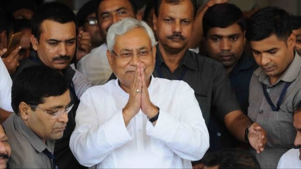 नितीश कुमार यांनी मुख्यमंत्रीपदाचा राजीनामा राज्यपालांकडे केला सादर नितीश कुमार यांनी मुख्यमंत्रीपदाचा राजीनामा राज्यपालांकडे केला सादर