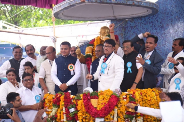 महामानवांना अभिवादनासाठी उसळला भीमसागर; इर्विन चौकात अनुयायांची गर्दी महामानवांना अभिवादनासाठी उसळला भीमसागर; इर्विन चौकात अनुयायांची गर्दी