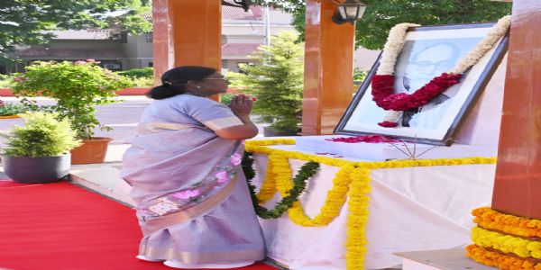 राष्ट्रपती, पंतप्रधानांकडून बाबासाहेबांना अभिवादन