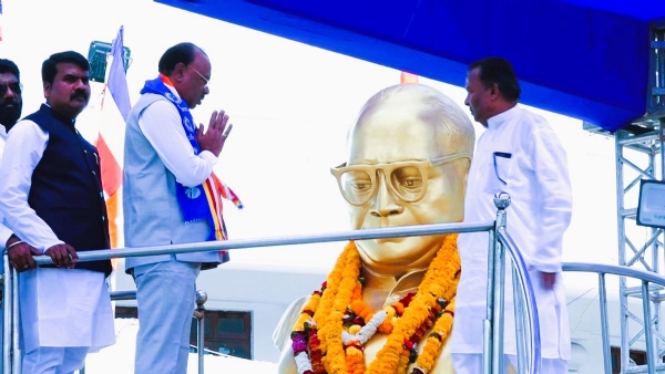 दीक्षाभूमीवर अभिवादन करताना मंत्री चंद्रशेखर बावनकुळे दीक्षाभूमीवर अभिवादन करताना मंत्री चंद्रशेखर बावनकुळे