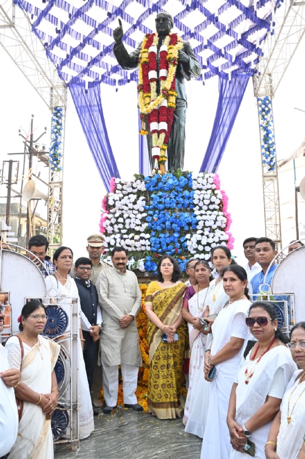 चंद्रपुर: पालकमंत्र्यांकडून डॉ. बाबासाहेब आंबेडकर यांना अभिवादन चंद्रपुर: पालकमंत्र्यांकडून डॉ. बाबासाहेब आंबेडकर यांना अभिवादन