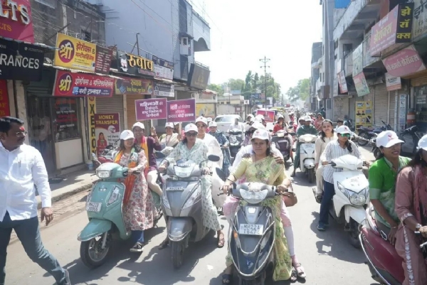 परभणीत नारी शक्तीचा जल्लोष; बाईक रॅली व पदयात्रेत महिलांचा उत्स्फूर्त सहभाग