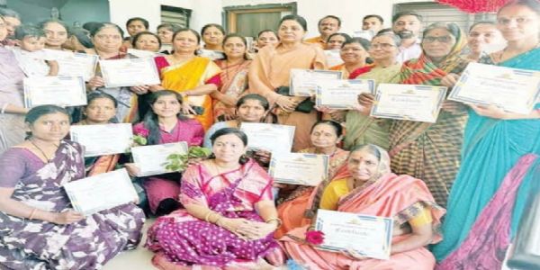लातूर : विलासराव देशमुख फाऊंडेशनतर्फे १२८ महिलांना शिलाई प्रशिक्षण प्रमाणपत्र प्रदान