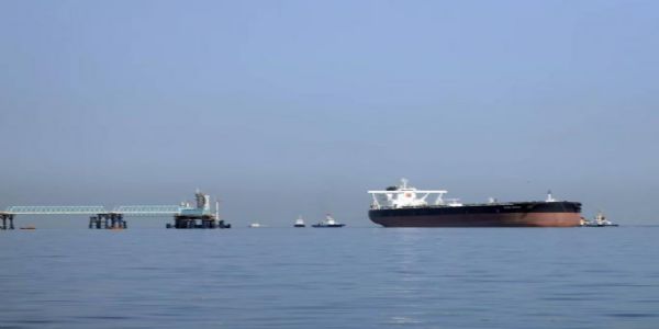 इराणचा सुपरटँकरने अमेरिकेला चकवा देत होर्मुज जलडमरूमध्य केला पार