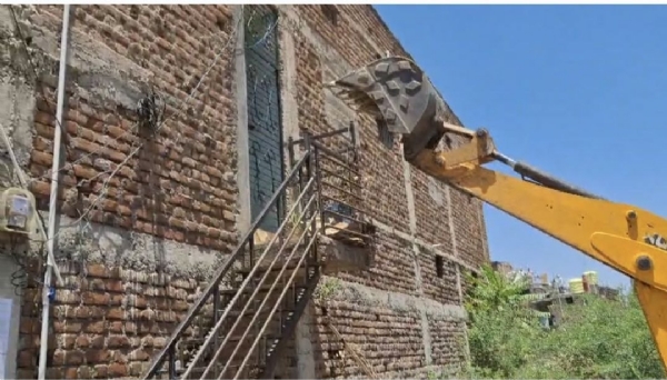 लैंगिक शोषण प्रकरणातील आरोपी अयाज अहमदच्या घरावर ‘बुलडोजर’ कारवाई