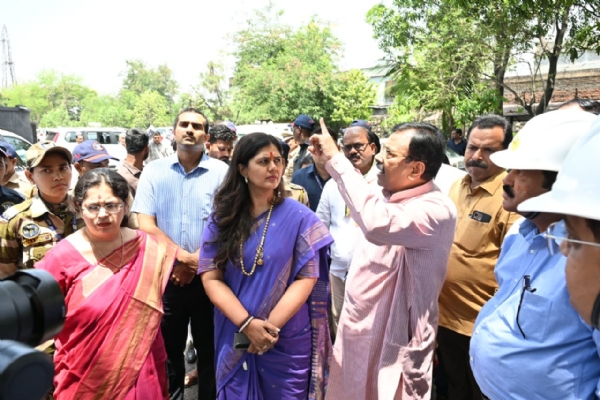 चंद्रपूरचा प्रदुषण मुक्तीचा प्लान तयार करणार   - पर्यावरण मंत्री पंकजा मुंडे... दुर्गापूर येथील कन्व्हेअर बेल्ट तसेच बेलसणी आणि घुग्घुस येथील कोल वॉशरीजची पाहणी