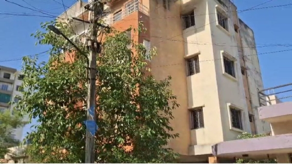 अमरावतीतील कठोरा नाका परिसरातील एका फ्लॅट वर अहमद अयान करीत होता तरुणींचे लैंगिक शोषण