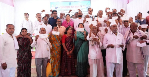 आमदार प्रवीण तायडे यांच्या हस्ते सानुग्रह अनुदान वाटप