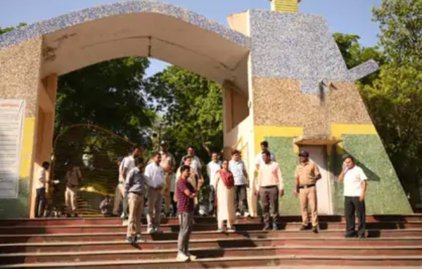 अमरावतीत नागरी समस्यांवर ‘ॲक्शन मोड’; आयुक्त वर्षा लड्डा यांची पाहणी, अतिक्रमण व स्वच्छतेवर कडक कारवाईचे आदेश