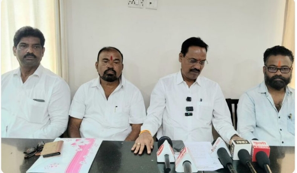 पत्रकार परिषदेत बोलताना माजी आमदार बाळ माने