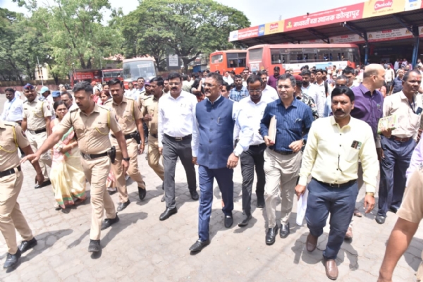 कोल्हापूर मध्यवर्ती बस स्थानकाची पाहणी करताना परिवहन मंत्री प्रताप सरनाईक