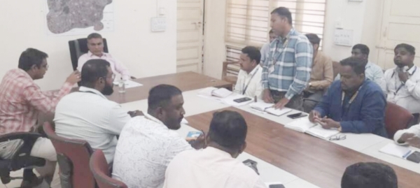 आयुक्त डॉ.राजेंद्र भारुड यांची आढावा बैठक