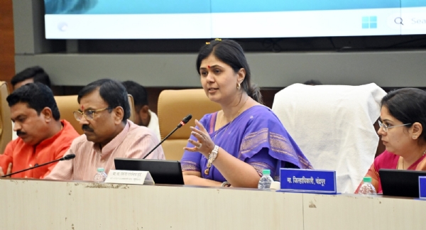 चंद्रपूर : प्रदुषण नियंत्रण मंडळाच्या अधिका-यांनी उद्योगांची तपासणी करावी - पर्यावरण मंत्री मुंडे यांनी घेतला आढावा ; झरपट नदीच्या प्रदुषणाची पाहणी