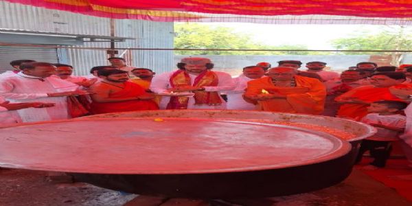 अक्कलकोट राजघराण्याकडून वटवृक्ष मंदिरात स्वामींना नैवेद्य अर्पण