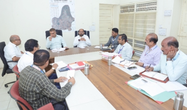 आयुक्त डॉ. राजेंद्र भारूड यांची आ. अमल महाडिक भेट घेतली