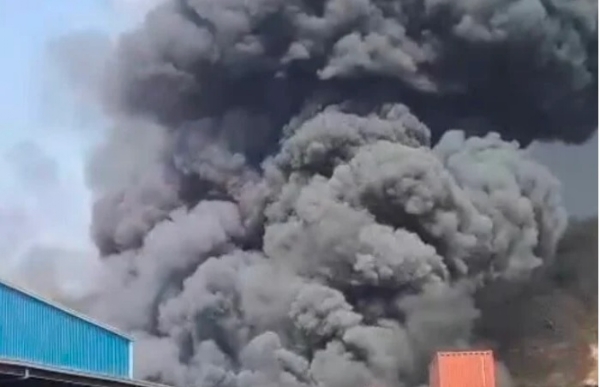 **गव्हाण फाटा येथे भीषण आग; केमिकल साठ्यामुळे भीतीचे वातावरण**  पनवेल तालुक्यातील गव्हाण फाटा परिसरात भीषण आग लागल्याची घटना समोर आली असून केमिकल साठ्याला आग लागल्याची शक्यता व्यक्त केली जात आहे. या घटनेमुळे परिसरात मोठी खळबळ उडाली असून नागरिकांमध्ये भीतीचे वातावरण निर्माण झाले आहे.  प्रत्यक्षदर्शींनी दिलेल्या माहितीनुसार, अचानक मोठा आवाज झाल्यानंतर काळ्या धुराचे प्रचंड लोट आकाशात उसळताना दिसले. काही क्षणांतच संपूर्ण परिसर धुराने झाकोळून गेला. ही घटना गोदामे व कंटेनर यार्ड परिसरात घडल्याचे समजते. धुराची तीव्रता इतकी होती की काही काळ परिसरात दृश्यमानताही कमी झाली.  घटनेनंतर जवळील नागरिक व कामगारांनी सुरक्षिततेसाठी धावपळ केली. संबंधित ठिकाणी केमिकल साठा असल्याने आग अधिक धोकादायक ठरू शकते, अशी भीती व्यक्त केली जात होती. स्फोटाचा धोका लक्षात घेता परिसरात सतर्कता वाढवण्यात आली आहे.  घटनास्थळी अग्निशामक दल व इतर संबंधित यंत्रणा तात्काळ दाखल झाल्या असून आग आटोक्यात आणण्यासाठी युद्धपातळीवर प्रयत्न सुरू आहेत. दरम्यान, या आगीचे नेमके कारण अद्याप स्पष्ट झालेले नसून शॉर्टसर्किट किंवा केमिकल रिऍक्शनमुळे आग लागल्याची प्राथमिक शक्यता वर्तवली जात आहे.  प्रशासनाकडून नागरिकांना अनावश्यक गर्दी टाळण्याचे व सुरक्षित अंतर राखण्याचे आवाहन करण्यात आले आहे. तसेच परिस्थिती नियंत्रणात आणण्यासाठी यंत्रणा सज्ज असून पुढील तपास सुरू असल्याची माहिती देण्यात आली आहे.