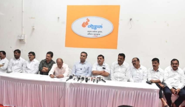 गोकुळ दुध संघाच्या प्रगतीचा आढावा सादर करताना चेअरमन आणि सर्व संचालक