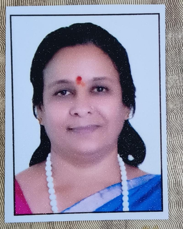 **मुंबईच्या ग्लॅमरकडून अंबरनाथच्या काळ्या मातीकडे – दर्शना दामले यांची यशोगाथा**  मुंबईच्या झगमगत्या वातावरणातून बाहेर पडत अंबरनाथ तालुक्यातील जांभूळघर येथील श्रीमती दर्शना आनंद दामले यांनी शेती क्षेत्रात उल्लेखनीय कामगिरी करत महिला सक्षमीकरणाचा नवा आदर्श निर्माण केला आहे. माहेरी शेतीची कोणतीही पार्श्वभूमी नसतानाही केवळ निसर्गप्रेम आणि जिद्दीच्या जोरावर त्यांनी शेतीत यशस्वी वाटचाल सुरू केली. “इच्छा तिथे मार्ग” या उक्तीला साजेसा त्यांचा प्रवास अनेकांसाठी प्रेरणादायी ठरत आहे.  २००९ साली कृषी विभागामार्फत झालेल्या युरोप दौऱ्याने त्यांच्या आयुष्याला निर्णायक वळण मिळाले. जर्मनी, स्वित्झर्लंड, फ्रान्स आणि स्पेन येथे त्यांनी वाइनरी तंत्रज्ञान, सौर ऊर्जा आणि बायोगॅस यांचा अभ्यास केला. या आधुनिक तंत्रज्ञानाचा त्यांनी आपल्या अंबरनाथमधील दोन हेक्टर शेतीत यशस्वी अवलंब केला. विशेष म्हणजे त्यांच्या शेतात विजेऐवजी संपूर्ण कामकाज सौर ऊर्जेवर चालते, जे शाश्वत शेतीचे उत्तम उदाहरण आहे.  दर्शनाताईंनी एकात्मिक शेती पद्धतीचा अवलंब करत आंबा, नारळ, काजू, पेरू, चिकू, पपई आणि भाजीपाला यांची लागवड केली आहे. पशुपालनातही त्यांनी ‘मुक्त संचार गोठा’ पद्धतीचा अवलंब करून १० गाई आणि ५ म्हशींचे संगोपन केले आहे. आंध्रप्रदेशातील ‘पुगनूर’ जातीच्या दुर्मिळ गाईंचा समावेश त्यांच्या शेतात विशेष आकर्षण ठरतो. रासायनिक खतांना फाटा देत त्या सेंद्रिय शेतीला प्राधान्य देतात.  शेतीसोबतच ‘गायत्री कुटुंब समुपदेशन केंद्रा’च्या माध्यमातून त्यांनी महिला सक्षमीकरण आणि व्यसनमुक्तीच्या क्षेत्रातही उल्लेखनीय कार्य केले आहे. त्यांच्या कार्याची दखल घेत त्यांना राज्यस्तरीय ‘जाणीव पुरस्कार’ प्रदान करण्यात आला आहे. शासनाच्या विविध योजनांद्वारे त्या इतर महिलांनाही आर्थिकदृष्ट्या सक्षम करण्यासाठी मार्गदर्शन करत आहेत.  दर्शनाताईंची ही यशोगाथा ग्रामीण भागातील महिलांसाठी प्रेरणादायी ठरत असून, आधुनिक तंत्रज्ञान आणि जिद्दीच्या बळावर शेतीतही मोठे यश मिळवता येते, हे त्यांनी सिद्ध करून दाखवले आहे.