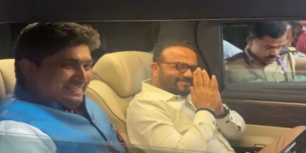 सुशीलकुमार शिंदेंचा कट्टर समर्थक रॉकी पालकमंत्र्यांच्या गाडीत; चर्चेला उधाण