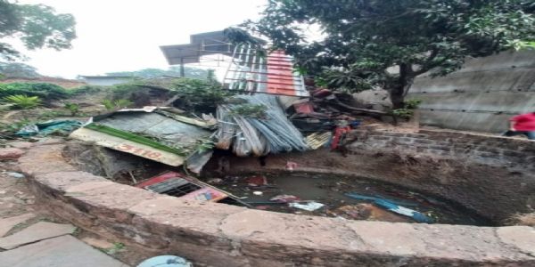 रत्नागिरी : चार वाहनांना धडक देऊन ट्रक कोसळला विहिरीत