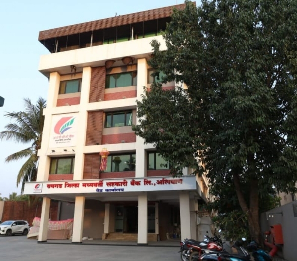 **रायगड जिल्हा मध्यवर्ती सहकारी बँकेची दमदार झेप; नफा ८७ कोटी, व्यवसाय ७१०५ कोटी पार**  अलिबाग | प्रतिनिधी  रायगड जिल्हा मध्यवर्ती सहकारी बँकेने २०२५–२६ या आर्थिक वर्षाअखेरीस उल्लेखनीय आर्थिक कामगिरी नोंदवत एकूण व्यवसाय तब्बल ७१०५.३३ कोटी रुपयांवर नेला असून ८७.१५ कोटी रुपयांचा ढोबळ नफा कमावला आहे. मागील वर्षीही बँकेने ८० कोटींपेक्षा अधिक नफा मिळविला होता, त्यामुळे सातत्यपूर्ण प्रगतीचा ठसा बँकेने उमटविला आहे.  बँकेच्या ठेवी ४०३७.१४ कोटी तर कर्जवाटप ३०६८.१९ कोटी इतके झाले आहे. तसेच बँकेच्या स्वनिधीतही वाढ होऊन तो ७७७.१० कोटी रुपयांवर पोहोचला आहे. गेल्या चार वर्षांच्या कालावधीत बँकेने ३८४६.५८ कोटी रुपयांवरून ७१०५.३३ कोटी रुपयांपर्यंत व्यवसाय वाढवत सुमारे ८५ टक्के वृद्धी साध्य केली आहे.  विशेष म्हणजे, २०२५–२६ हे वर्ष बँकेने ‘डिपॉझिट ग्रोथ वर्ष’ म्हणून घोषित केले होते. या उपक्रमाला शेतकरी, उद्योजक, व्यापारी, स्वयंरोजगारधारक तसेच सर्वसामान्य बचतदारांचा मोठा प्रतिसाद मिळाला. स्थानिक पातळीवरील या विश्वासाच्या जोरावर बँक आता राज्याच्या पलीकडे जाऊन देशपातळीवर आपली छाप पाडत आहे. रिझर्व्ह बँक आणि नाबार्ड यांसारख्या संस्थांकडून बँकेच्या कार्यपद्धतीची दखल घेतली जात असून, संगणकीकरणात अग्रणी ठरण्याबरोबरच मुख्य कार्यकारी अधिकारी मंदार वर्तक यांना राज्य शासनाचा ‘बेस्ट सीईओ’ पुरस्कार मिळणे ही बँकेसाठी अभिमानाची बाब ठरली आहे.  बँकेचे अध्यक्ष जयंत पाटील यांनी सांगितले की, ग्राहकांचा विश्वास, संचालक मंडळाची दूरदृष्टी आणि कर्मचाऱ्यांची निष्ठा यामुळे ही ऐतिहासिक कामगिरी शक्य झाली आहे. ‘डिपॉझिट ग्रोथ वर्ष’ या संकल्पनेला मिळालेला प्रतिसाद हा बँक-ग्राहक नात्याच्या दृढतेचे प्रतीक असल्याचे त्यांनी नमूद केले.  मुख्य कार्यकारी अधिकारी मंदार वर्तक यांनी सांगितले की, तंत्रज्ञान, पारदर्शकता आणि वेगवान सेवा या त्रिसूत्रीवर आधारित कामकाजामुळे बँकेने सातत्याने प्रगती साधली आहे. डिजिटल बँकिंग, कृषी वित्त आणि सूक्ष्म, लघु व मध्यम उद्योग क्षेत्रावर भर देत मार्च २०२८ पर्यंत बँकेचा व्यवसाय १०,००० कोटी रुपयांवर नेण्याचा विश्वास त्यांनी व्यक्त केला.  आर्थिक प्रगतीसोबतच बँकेने ग्राहककेंद्री उपक्रमांनाही प्राधान्य दिले आहे. आकर्षक ठेव योजना, डिजिटल सेवा, तसेच पगारदार खातेदारांसाठी ५० लाख रुपयांचे अपघाती विमा संरक्षण यांसारखे निर्णय घेण्यात आले आहेत. नुकत्याच झालेल्या नोकरभरतीमुळे शाखास्तरावरील सेवा अधिक सक्षम झाल्या आहेत.  तसेच शासकीय योजनांच्या अंमलबजावणीतही बँकेने महत्त्वाची भूमिका बजावत मुख्यमंत्री रोजगार निर्मिती कार्यक्रम, ‘लाडकी बहीण’ योजना आणि ‘पीएम किसान’ योजनेद्वारे लाभार्थ्यांपर्यंत आर्थिक मदत पोहोचविली आहे. यामुळे बँकेची सामाजिक बांधिलकीही अधोरेखित झाली आहे.  एकूणच, सातत्यपूर्ण प्रगती, ग्राहकांचा विश्वास आणि तंत्रज्ञानाचा प्रभावी वापर यांच्या बळावर रायगड जिल्हा मध्यवर्ती सहकारी बँक सहकार क्षेत्रात नवे मानदंड प्रस्थापित करत असल्याचे चित्र स्पष्ट होत आहे.