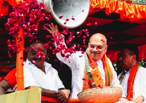 पं.बंगालच्या भवानीपूर येथे आयोजित रॅली अमित शाह व इतर मान्यवर