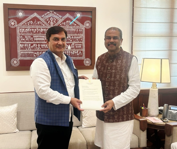 ना धर्मेंद्र प्रधान यांना खा. महाडिक निवेदन देताना