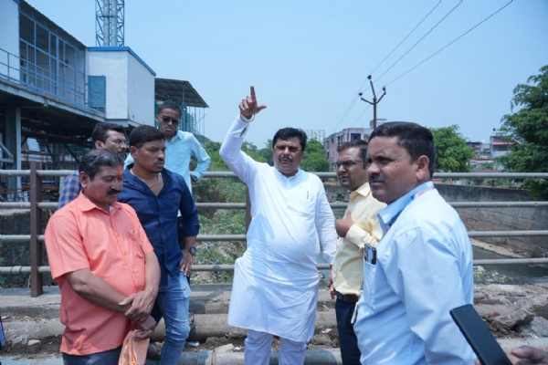 आ. राजेश क्षीरसागर  महापालिकेच्या अधिकाऱ्यांसोबत पाहणी