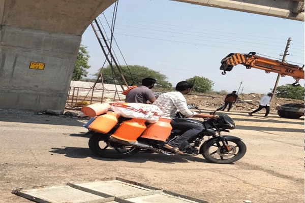 उड्डाणपुलावरची लोखंडी फळी डोक्यावर पडल्याने युवकाचा मृत्यू रिद्धपूर येथील घटना