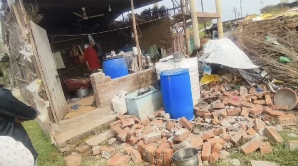 वादळी वाऱ्याने जरुडमध्ये मोठे नुकसान; पंचनाम्यासह भरपाईची ग्रामस्थांची मागणी