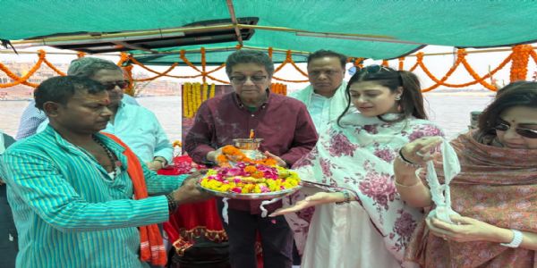 स्वरस्वामीनी आशा भोसले यांच्या अस्थी गंगेत विसर्जन