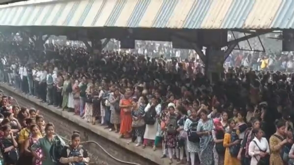 Central Railway Disrupted Second Day Massive Crowds at Diva Station
