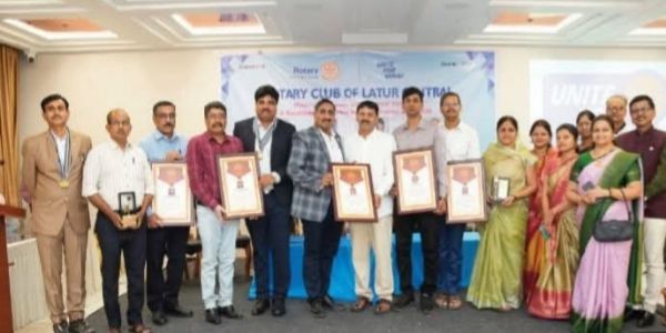 रोटरी क्लब ऑफ लातूर सेंट्रलच्या उच्चतम व्यावसायिक पुरस्काराचे वितरण